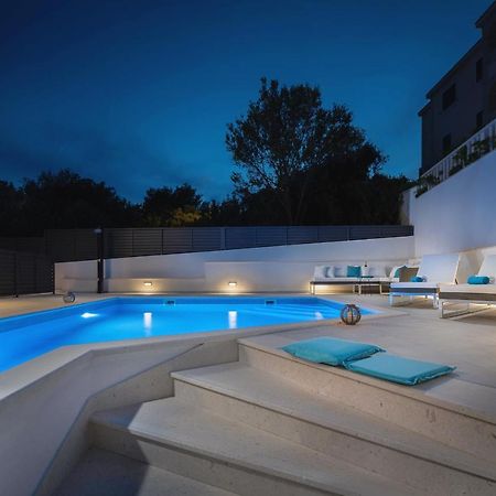 טרוגיר Villa Miholina - With Heated Swimming Pool מראה חיצוני תמונה