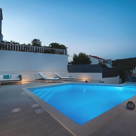 טרוגיר Villa Miholina - With Heated Swimming Pool מראה חיצוני תמונה